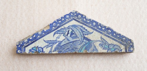 Tegel, fragment, zeshoekig, met decor van vegetaal ornament in Chinese stijl